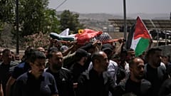 يحمل المشيعون جثمان الفلسطيني زكريا قطوسة، خلال جنازته في بلدة دير قديس بالضفة الغربية يوم الأربعاء 13 مايو 2026. 