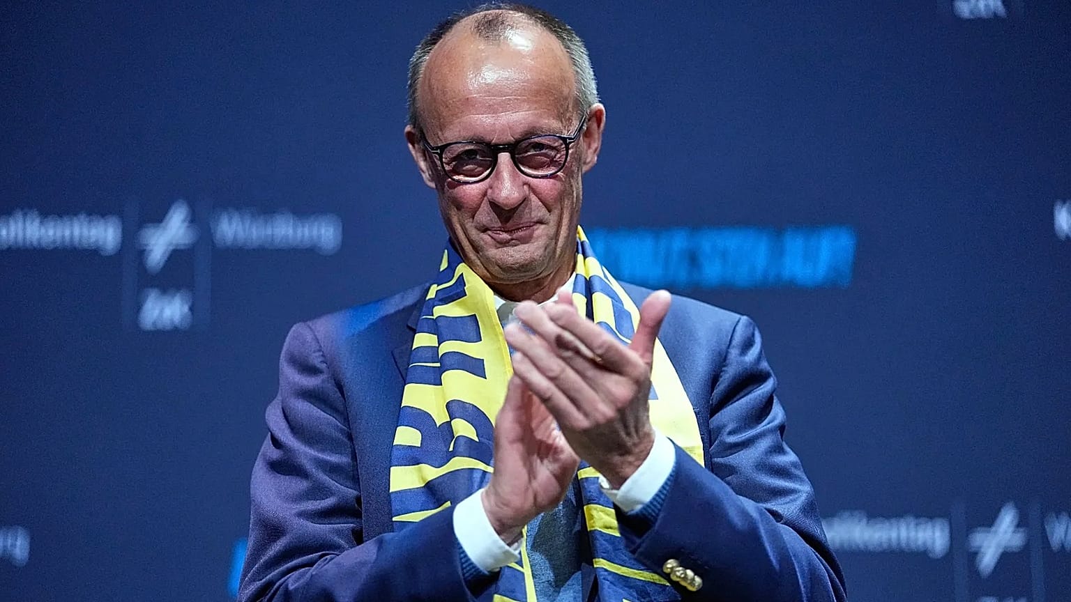 Chanceler federal Friedrich Merz participa, durante o Dia Alemão dos Católicos, na sexta-feira, 15 de maio de 2026, em Würzburg, num debate com jovens.