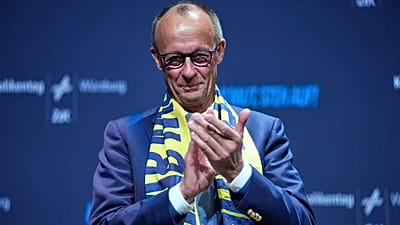 Chanceler federal Friedrich Merz participa, durante o Dia Alemão dos Católicos, na sexta-feira, 15 de maio de 2026, em Würzburg, num debate com jovens.