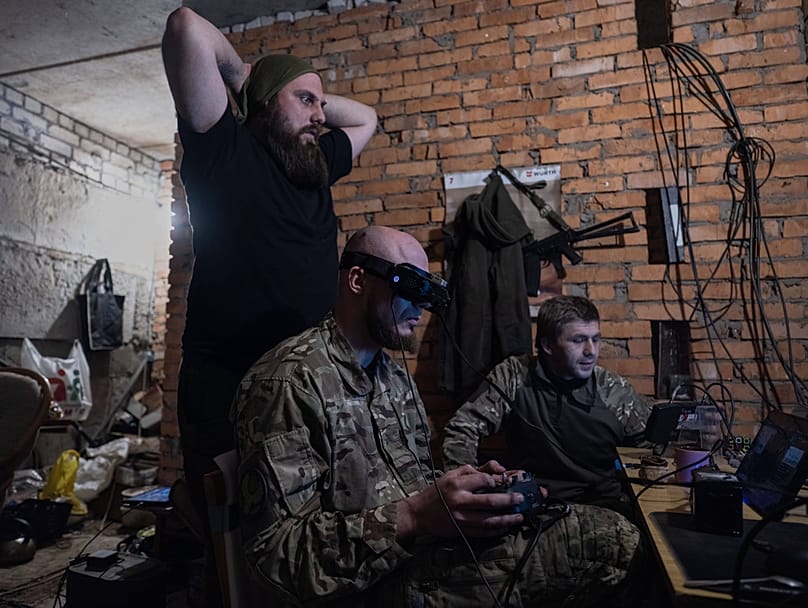 يتحكم جنود بطائرات بدون طيار من نوع FPV من ملجأ في دروجكيفكا، منطقة دونيتسك، أوكرانيا، الخميس 7 مايو 2026.