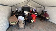طلاب يتابعون دراستهم داخل خيمة تعليمية في غزة