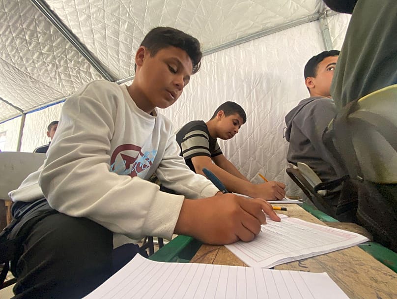 طلاب يتابعون دراستهم داخل خيمة تعليمية في غزة