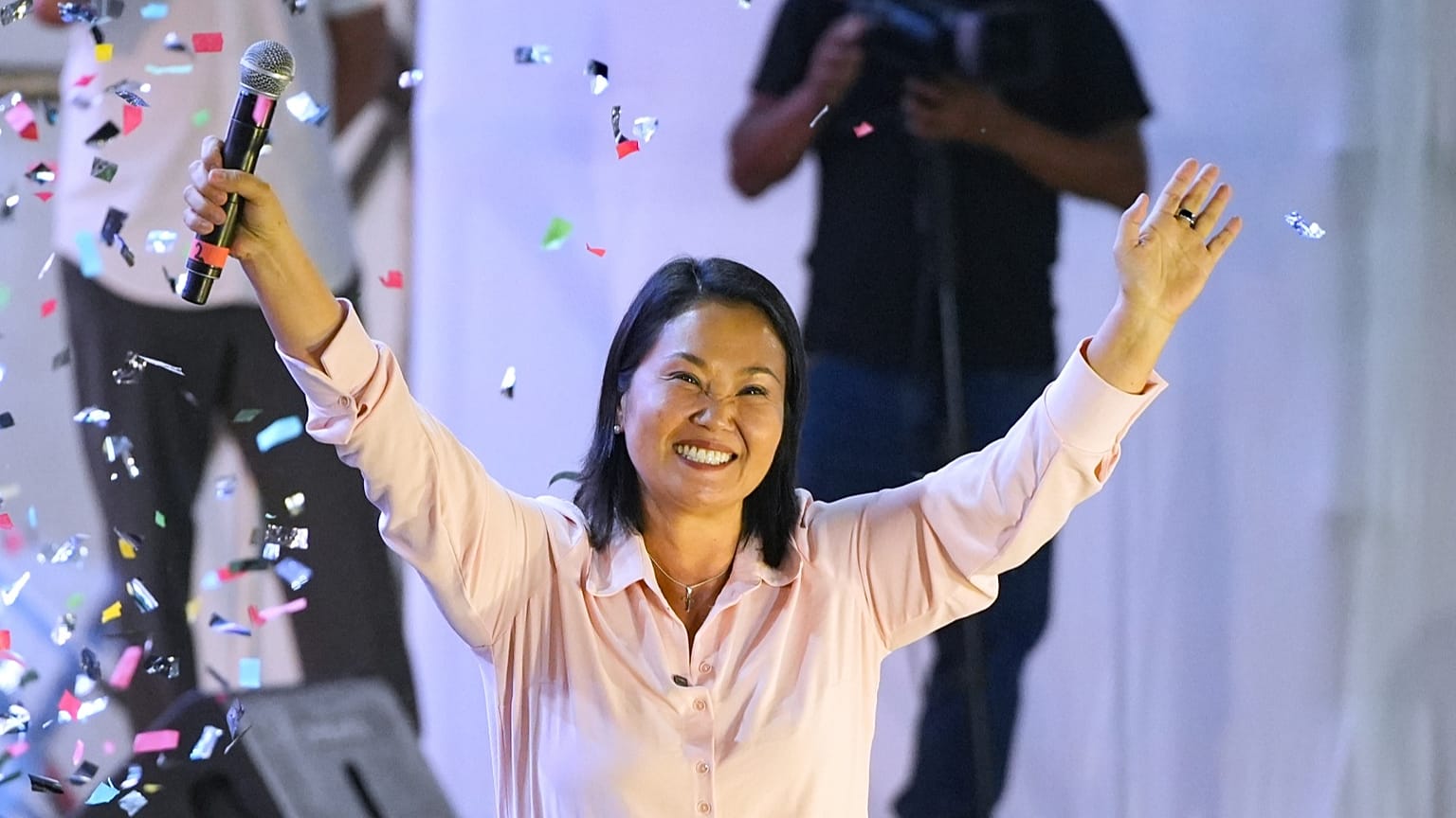La candidata presidencial Keiko Fujimori, del partido Fuerza Popular, saluda a sus simpatizantes en el distrito de San Juan de Lurigancho en Lima, Perú, el 9 de mayo de 2026.