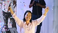 La candidata presidencial Keiko Fujimori, del partido Fuerza Popular, saluda a sus simpatizantes en el distrito de San Juan de Lurigancho en Lima, Perú, el 9 de mayo de 2026.
