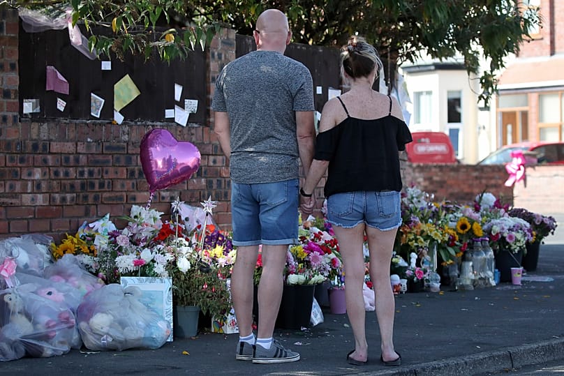 Coroas de flores no local em Southport, Inglaterra, a 11 de agosto de 2024, após a morte de três meninas num ataque com faca num clube de férias com temática de Taylor Swift.