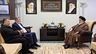 صورة أرشيفية- 25 أكتوبر/تشرين الأول 2023، يظهر زعيم حزب الله، حسن نصر الله، وهو يلتقي بزياد النخلة، رئيس حركة الجهاد الإسلامي، ونائب رئيس حركة حماس، صالح العاروري، في بيروت. 