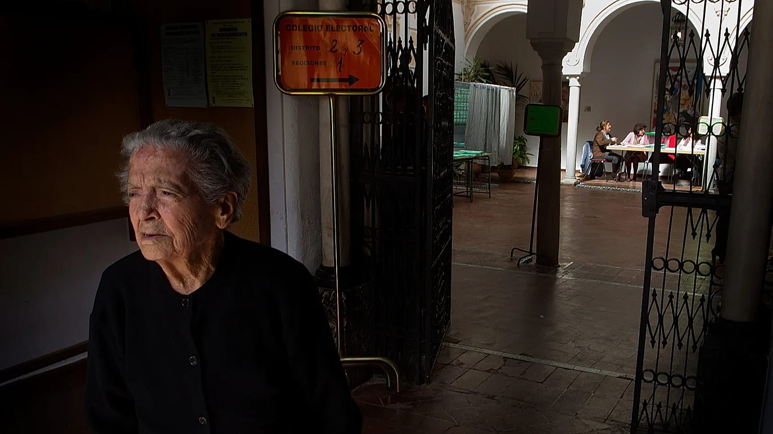 ARCHIVO: Una votante anciana sale de un colegio electoral tras emitir su voto en Carmona, Sevilla, España, el 25 de marzo de 2012.