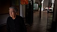 ARCHIVO: Una votante anciana sale de un colegio electoral tras emitir su voto en Carmona, Sevilla, España, el 25 de marzo de 2012.