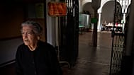 ARCHIVO: Una votante anciana sale de un colegio electoral tras emitir su voto en Carmona, Sevilla, España, el 25 de marzo de 2012.