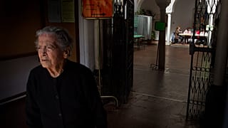 ARCHIVO: Una votante anciana sale de un colegio electoral tras emitir su voto en Carmona, Sevilla, España, el 25 de marzo de 2012.