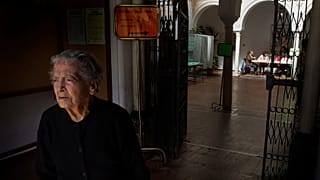 ARCHIVO: Una votante anciana sale de un colegio electoral tras emitir su voto en Carmona, Sevilla, España, el 25 de marzo de 2012.