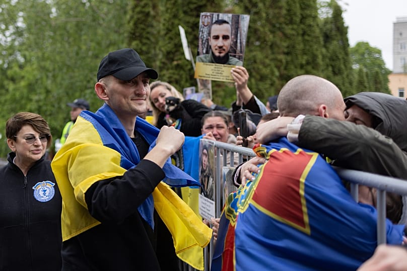 Des soldats ukrainiens après leur retour de captivité, à la suite d'un échange de prisonniers de guerre entre la Russie et l'Ukraine, vendredi 15 mai 2026.