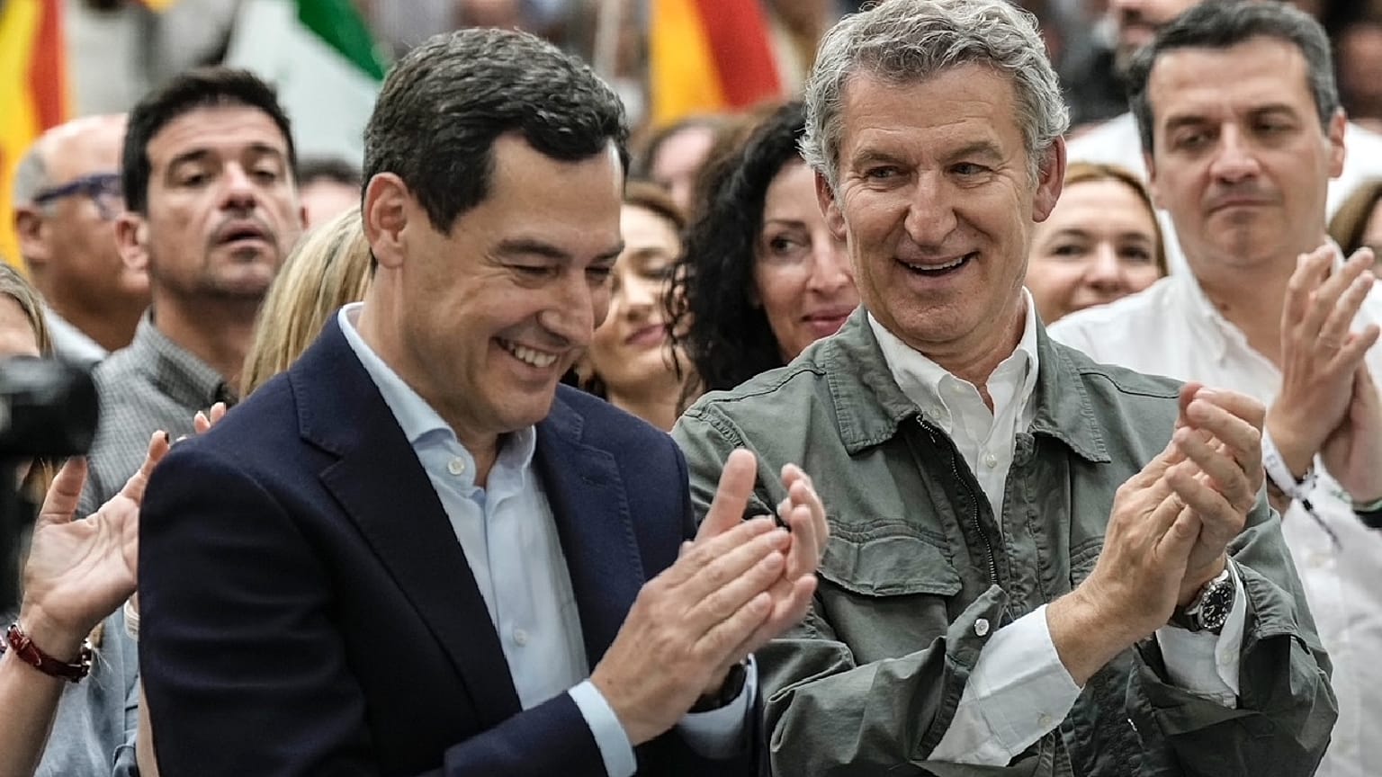 Ο Alberto Núñez Feijóo γιορτάζει τη νίκη με την Juanma Moreno.