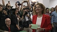 La candidata del PSOE, María Jesús Montero, deposita su voto en Sevilla, 17 de mayo de 2025.
