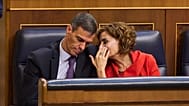 ARCHIVO: El presidente del Gobierno, Pedro Sánchez, conversa con María Jesús Montero, actual candidata a la presidencia andaluza en las elecciones del 17M. 
