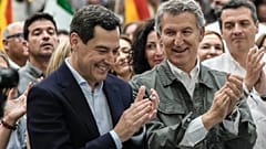 Alberto Núñez Feijóo feiert den Sieg mit Juanma Moreno.