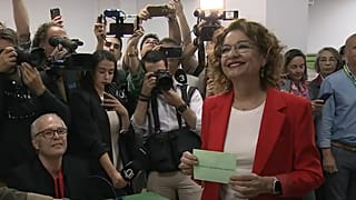 La candidata del PSOE, María Jesús Montero, deposita su voto en Sevilla, 17 de mayo de 2025.