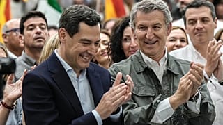 Alberto Núñez Feijóo celebra la victoria junto a Juanma Moreno.