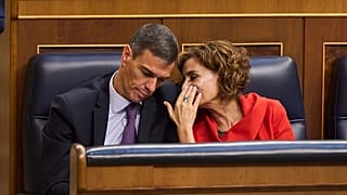 ARCHIVO: El presidente del Gobierno, Pedro Sánchez, conversa con María Jesús Montero, actual candidata a la presidencia andaluza en las elecciones del 17M. 