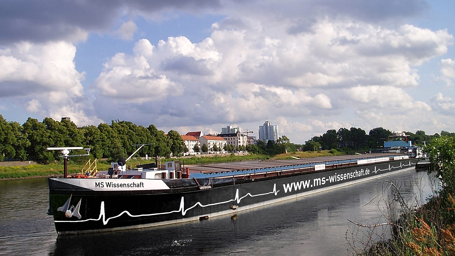 Das schwimmende Science Center fährt auf Flüssen und Kanälen und bringt aktuelle Forschung in 36 kleine und große Städte in Deutschland, Polen und Österreich.