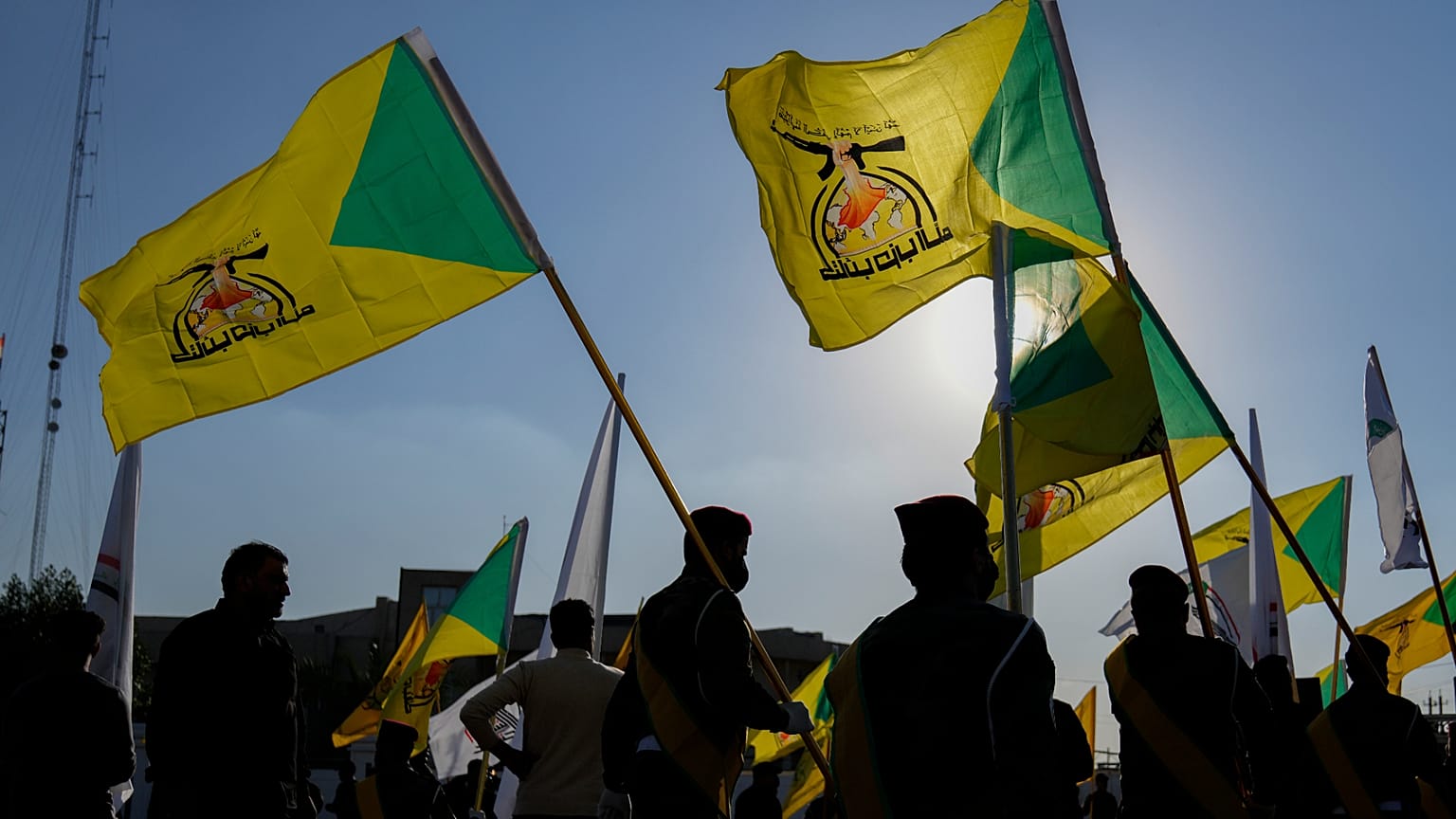 مقاتلون من قوات الحشد الشعبي يحضرون جنازة قائد من جماعة كتائب حزب الله شبه العسكرية الذي قُتل في غارة جوية أمريكية في بغداد بالعراق في 8 فبراير 2024. 