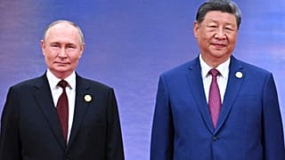 Vlagyimir Putyin orosz elnök(balra) és Hszi Csin-Ping kínai államfő(jobbra)