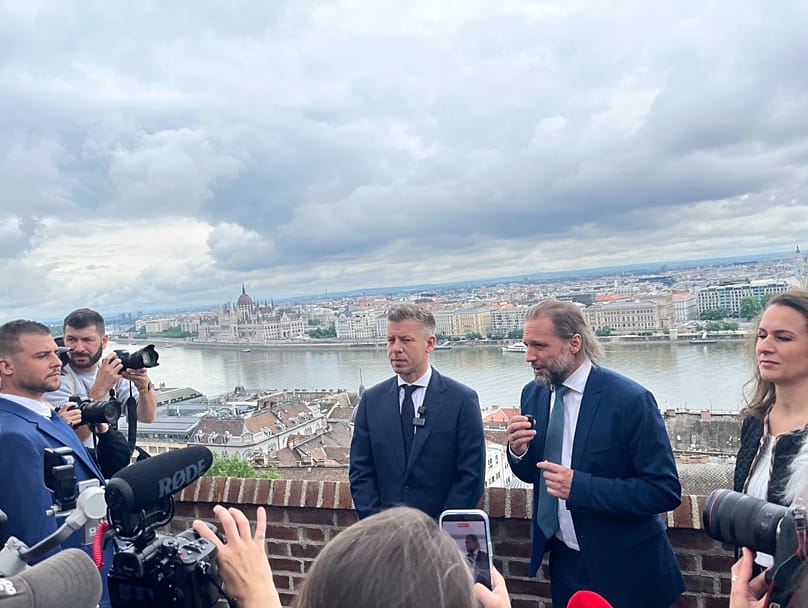 Az új kormányfő a Karmelita teraszán a "sajtóbejáráson" - 2026. május 16. 