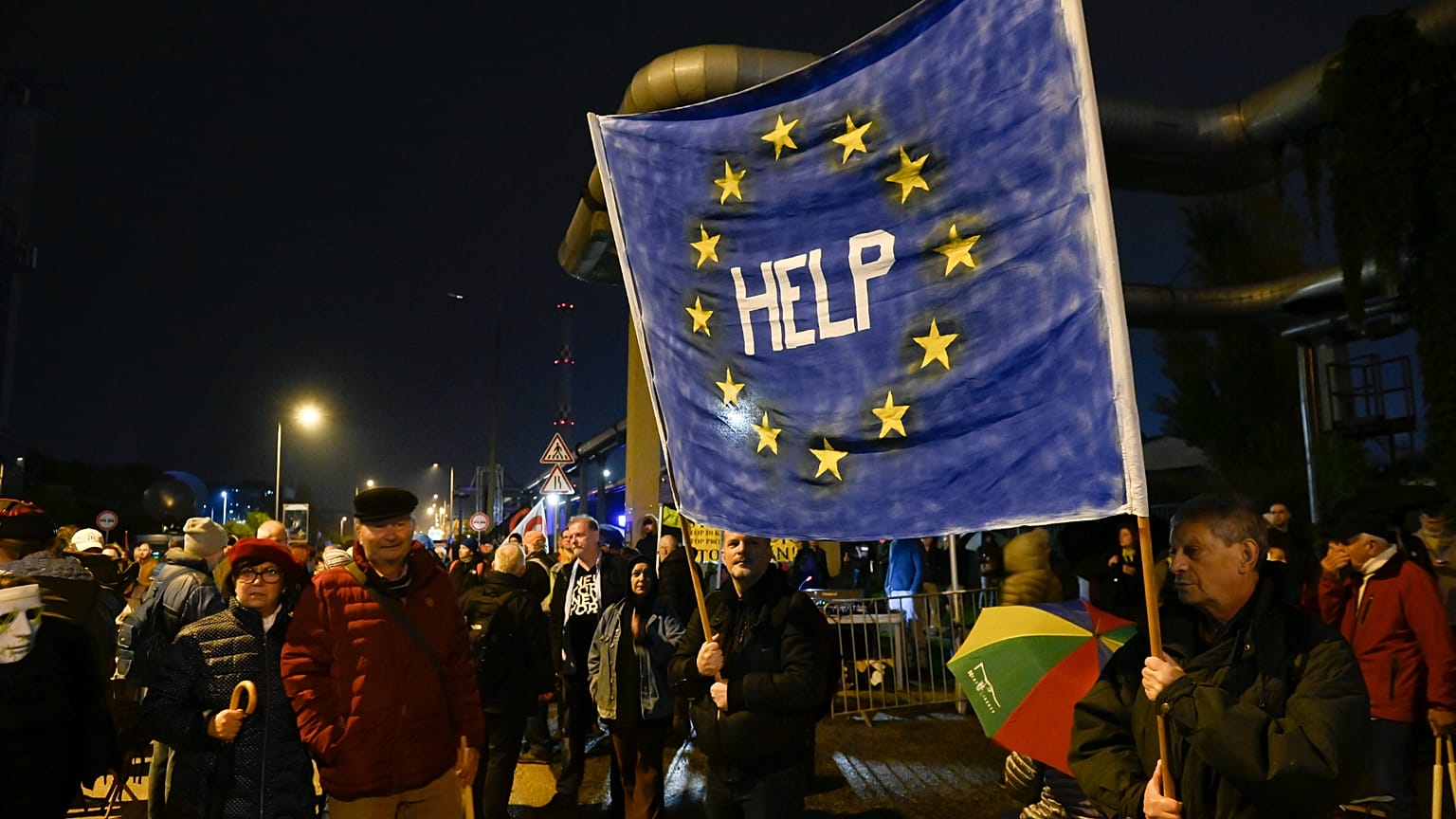 A kép illusztráció (demonstráció a magyar közmédia székháza előtt 2022-ben Budapesten)