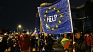 A kép illusztráció (demonstráció a magyar közmédia székháza előtt 2022-ben Budapesten)