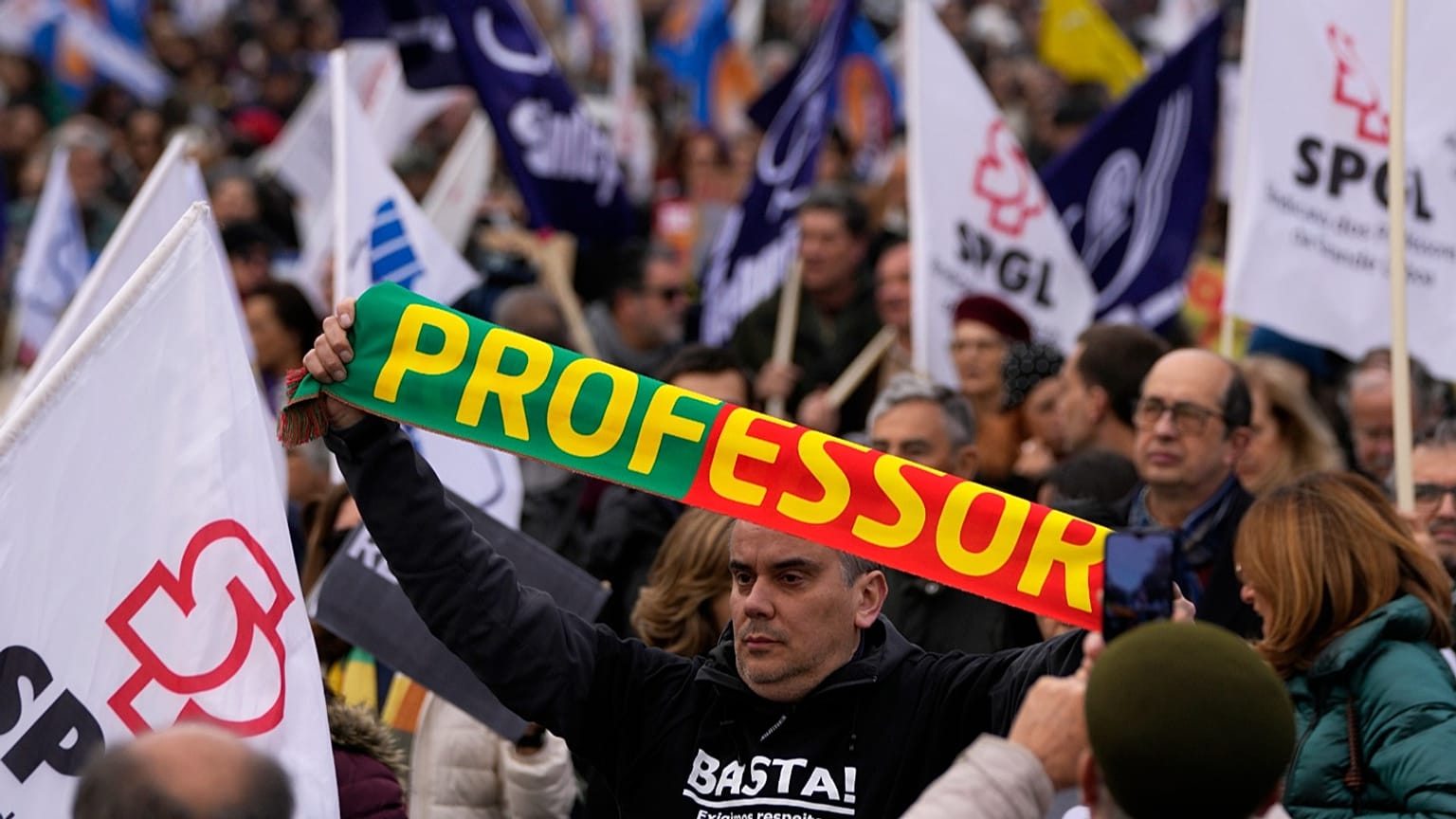 Arquivo (11.02.2023): Um manifestante segura um lenço com a palavra «Professor» entre as dezenas de milhares de pessoas que marcham pela Avenida da Liberdade, em Lisboa