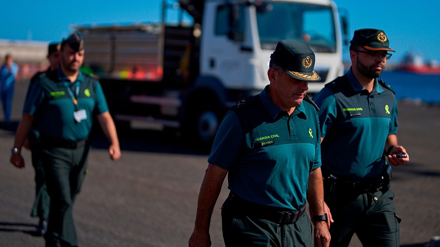 ARCHIVO: Agentes de la Guardia Civil inspeccionan la zona donde se espera que lleguen los pasajeros del crucero en Tenerife, Islas Canarias, España, el 8 de mayo de 2026.
