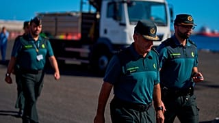 ARCHIVO: Agentes de la Guardia Civil inspeccionan la zona donde se espera que lleguen los pasajeros del crucero en Tenerife, Islas Canarias, España, el 8 de mayo de 2026.