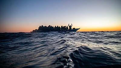 Łódź z migrantami na pokładzie, zdjęcie archiwalne