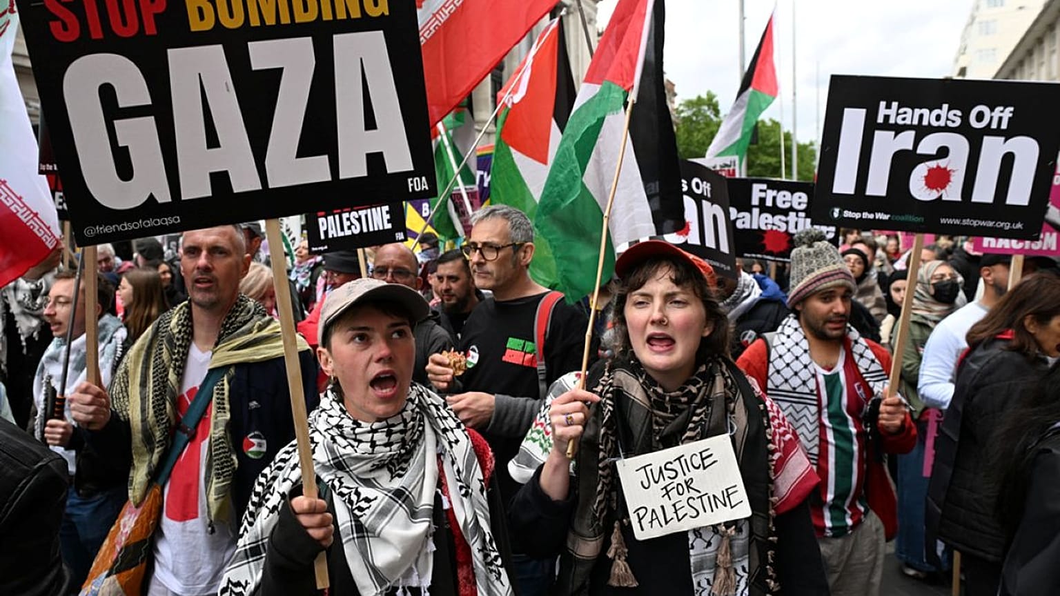  متظاهرون يحملون لافتات وأعلاماً خلال مسيرة مؤيدة لفلسطين في لندن، السبت 16 مايو 2026.