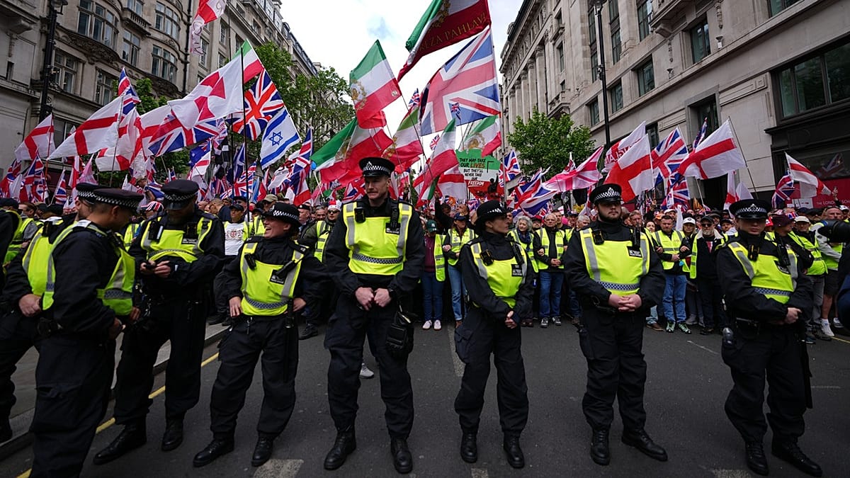 London police out in force as tens of thousands attend rival rallies London police out in force as tens of thousands attend rival rallies