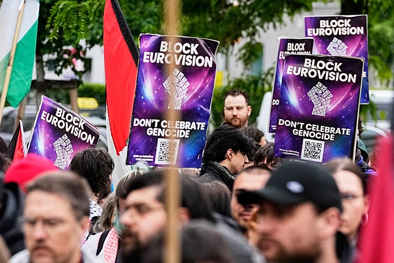 Demonstrierende protestieren in Wien vor dem Finale des 70. Eurovision Song Contest gegen die Teilnahme Israels