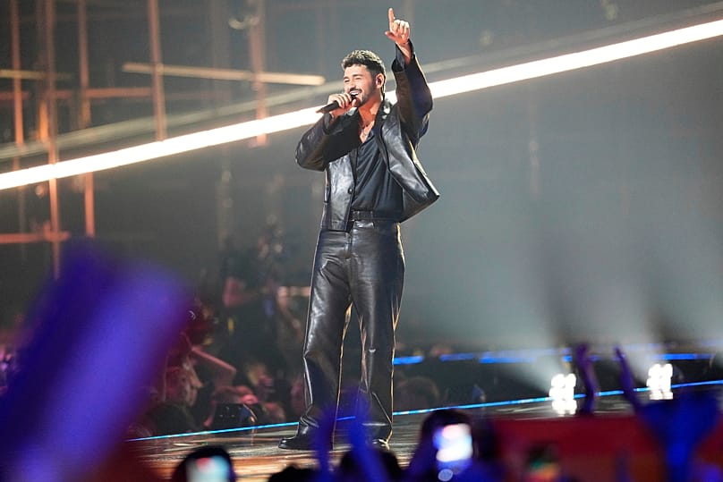 Der israelische Teilnehmer Noam Bettan mit dem Song "Michelle" im ersten Halbfinale des 70. Eurovision Song Contest in Wien