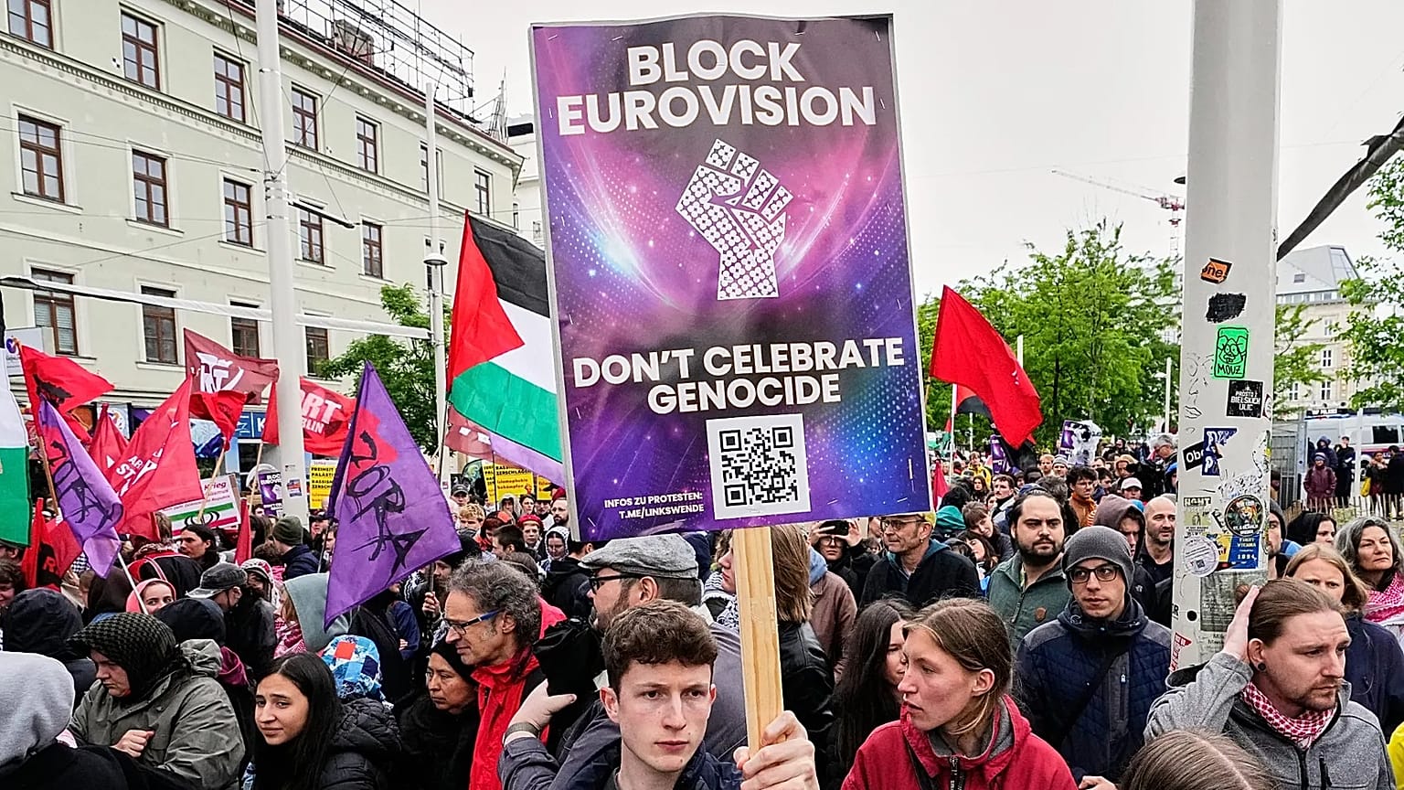 Manifestantes protestan contra Israel antes de la Gran Final del 70º Festival de Eurovisión en Viena, Austria, el sábado 16 de mayo de 2026. (Foto AP/Martin Meissner)
