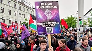 Manifestantes protestan contra Israel antes de la Gran Final del 70º Festival de Eurovisión en Viena, Austria, el sábado 16 de mayo de 2026. (Foto AP/Martin Meissner)