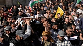 يحمل المشيعون جثمان يوسف كعبنة، والذي قُتل بنيران الجيش الإسرائيلي، خلال جنازته في قرية اللبان الشرقية بالضفة الغربية، الأربعاء 13 مايو/أيار 2026.