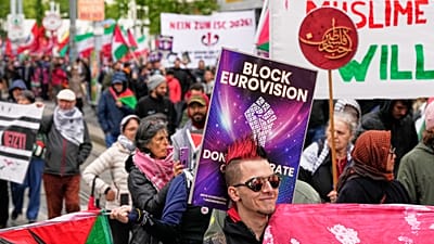 Manifestantes protestam contra Israel antes da Grande Final do 70.º Festival Eurovisão da Canção, em Viena