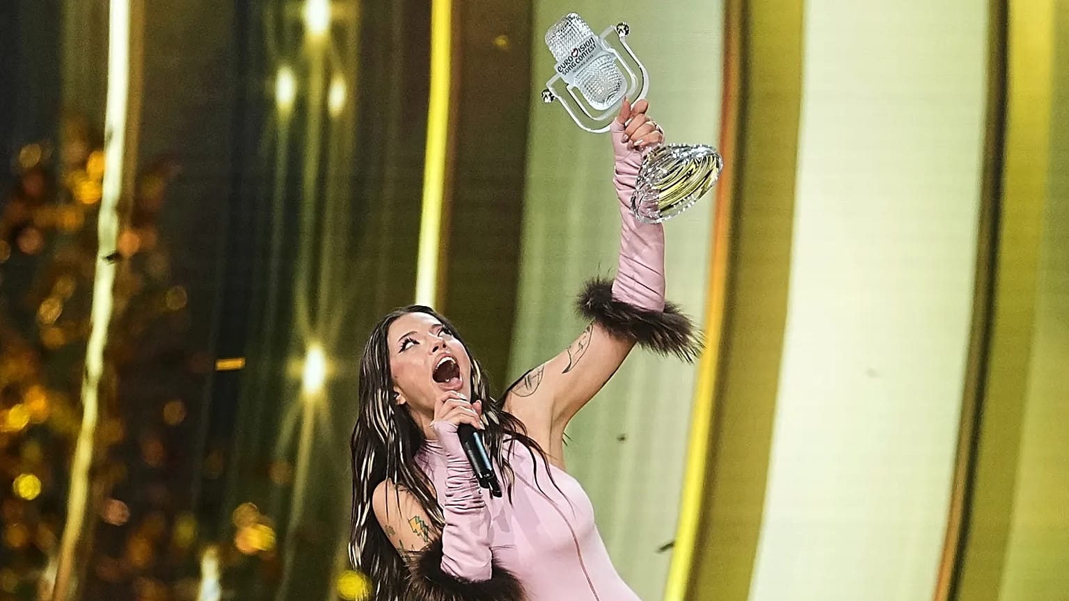 Bułgarka Dara unosi trofeum po zwycięstwie w wielkim finale 70. Konkursu Piosenki Eurowizji w Wiedniu.