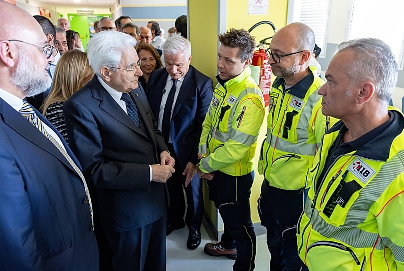 Il presidente Sergio Mattarella a colloquio con i soccorritori intervenuti durante la tentata strage a Modena