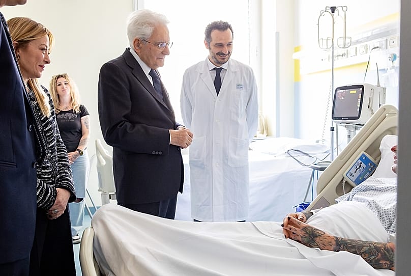 O presidente Sergio Mattarella conversa com uma das vítimas da tentativa de massacre em Modena