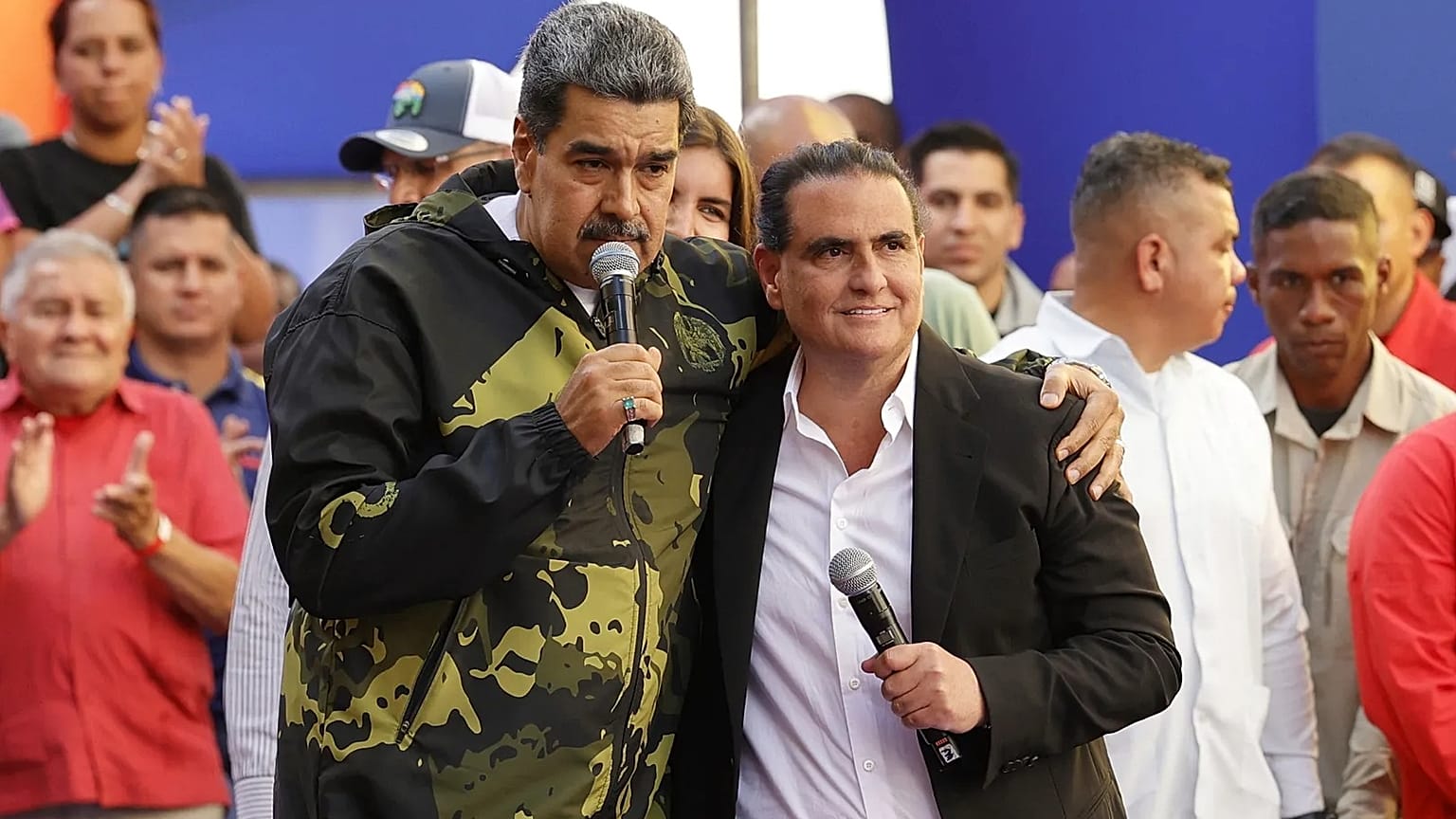 ARCHIVO - El presidente de Venezuela, Nicolás Maduro (izquierda), y Alex Saab posan juntos en Caracas, Venezuela, el 23 de enero de 2024.