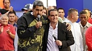ARCHIVO - El presidente de Venezuela, Nicolás Maduro (izquierda), y Alex Saab posan juntos en Caracas, Venezuela, el 23 de enero de 2024.