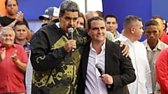 ARCHIVO - El presidente de Venezuela, Nicolás Maduro (izquierda), y Alex Saab posan juntos en Caracas, Venezuela, el 23 de enero de 2024.