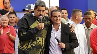 ARCHIVO - El presidente de Venezuela, Nicolás Maduro (izquierda), y Alex Saab posan juntos en Caracas, Venezuela, el 23 de enero de 2024.
