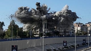 دخان يتصاعد عقب غارة إسرائيلية قرب طريق المطار في بيروت، في 31 مارس 2026.