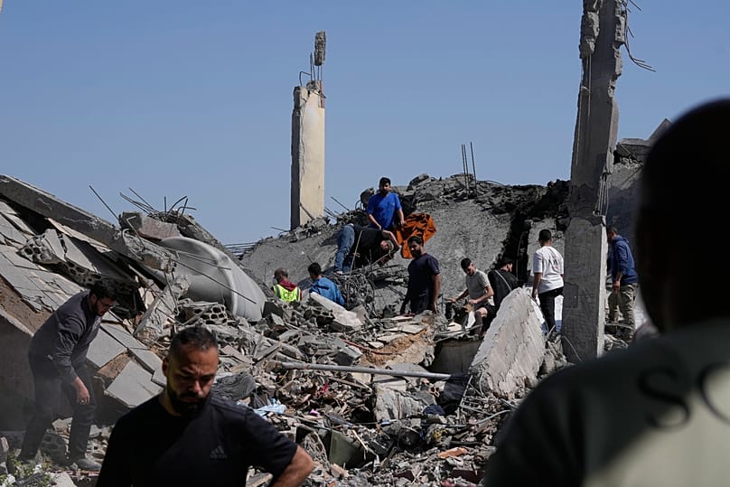 سكان يبحثون بين أنقاض المنازل عن ناجين عقب غارة إسرائيلية على بلدة السكسكية جنوب لبنان، في 9 مايو 2026.